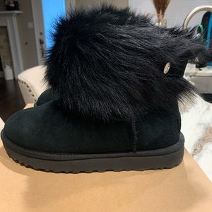 UGG boots. NO OFFERS Excellent condition.Worn 3-4